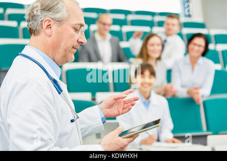 Senior Medizin Dozent mit Tablet die Ausbildung von Ärzten in der Universität Hörsaal Stockfoto