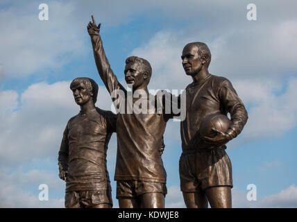 Die Vereinigten Trinity Skulptur von Philip Jackson außerhalb von Old Trafford. Startseite des Manchester United Football Club. Stockfoto