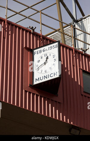 Die Münchner Clock im Old Trafford Stadion. Bezeichnet die Zeit und das Jahr des Munich Air Disaster Stockfoto