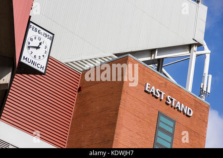 Die Münchner Clock im Old Trafford Stadion. Bezeichnet die Zeit und das Jahr des Munich Air Disaster Stockfoto