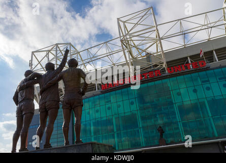 Die Vereinigten Trinity Skulptur von Philip Jackson außerhalb von Old Trafford. Startseite des Manchester United Football Club. Stockfoto