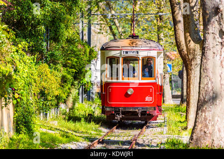 Jahrgang 1930 s-bahn in den Straßen von Sintra, Portugal. Die Straßenbahn verbindet Sintra mit der Küstenstadt Praia das Maçãs, 13 km in den Westen Stockfoto