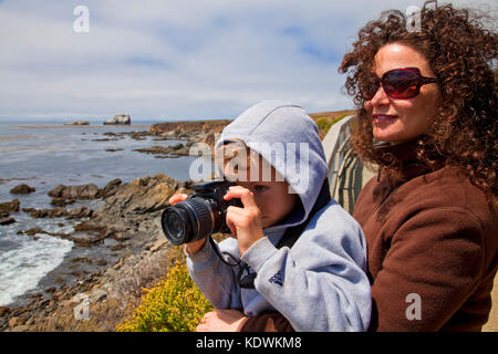 Junge Bilder mit einer Kamera, San Simeon, San Luis Obispo County, Kalifornien, USA (mr) Stockfoto