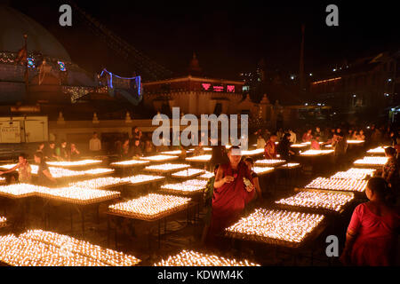 Nepal Kathmandu - Mai 03, 2017: Das Angebot von brennendem Öl Lampen in der Nähe der Stupa in Kathmandu bouddanath. Kathmandu ist die Hauptstadt und die größte Stockfoto