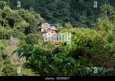 Nepal Pokhara - Januar 28, 2016: Yoga Retreat purna Yoga in den grünen Hügeln in der Nähe von Pokhara. Pokhara zweiten wichtigsten und größten Stockfoto