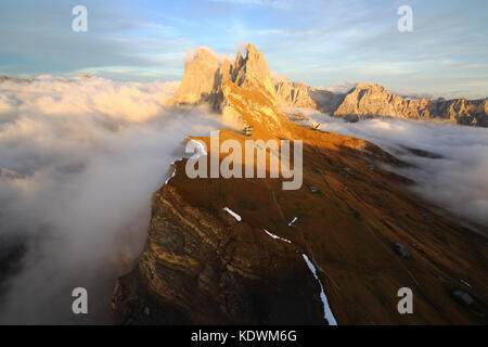 Luftaufnahme von seceda von geisler durch Wolken bei Sonnenuntergang umgeben. Dolomiten val funes Trentino Alto Adige South Tyrol Italien Europa Stockfoto