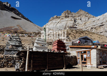 Lodge-Basislager vor dem Thorong La Pass auf der Strecke um Annapurna Stockfoto