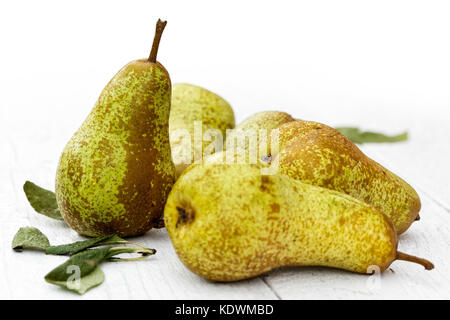 Abate Fetel Birnen mit Blättern auf weiß lackiertes Holz. Stockfoto