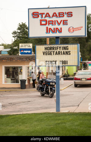 Crawford, Nebraska - der staab Drive Inn, der wirbt, "erschreckende Vegetarier seit 1981." Stockfoto