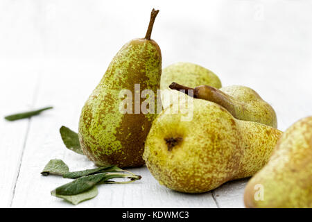 Abate Fetel Birnen mit Blättern auf weiß lackiertes Holz. Stockfoto