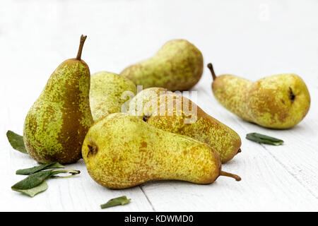 Abate Fetel Birnen mit Blättern auf weiß lackiertes Holz. Stockfoto