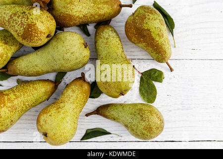 Abate Fetel Birnen mit Blättern auf weiß lackiertes Holz von oben. Platz für Text. Stockfoto