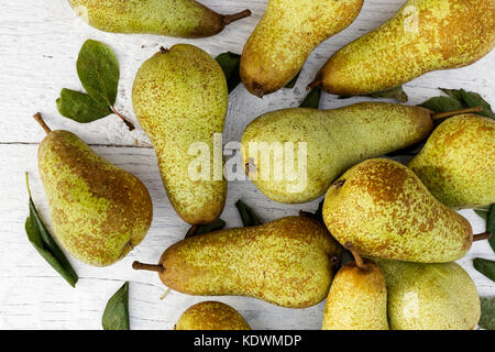 Abate Fetel Birnen mit Blättern auf weiß lackiertes Holz von oben. Stockfoto