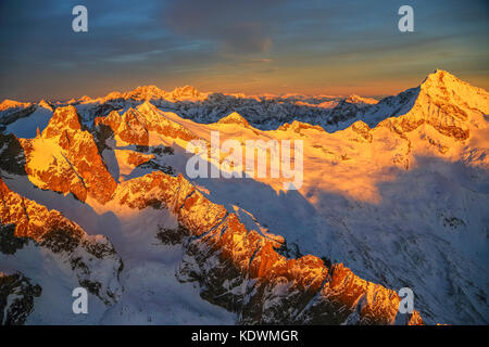 Luftaufnahme von Peaks torrone Bernina Gruppe und disgrazia bei Sonnenuntergang Masino Tal Veltlin Lombardei Berg Italien Europa Stockfoto