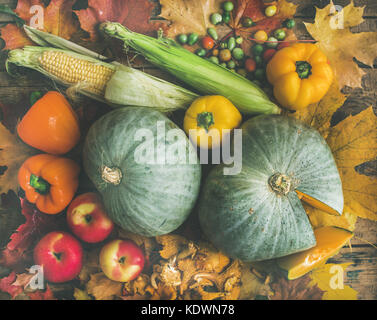 Herbst Gemüse Sortiment über holztisch Hintergrund, Ansicht von oben Stockfoto