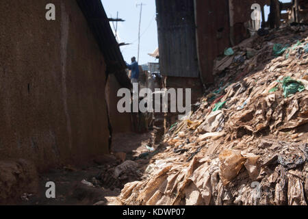 Plastikverschmutzung durch weggeworfene Plastiktüten im Slum Kibera, Nairobi, Kenia, Ostafrika Stockfoto