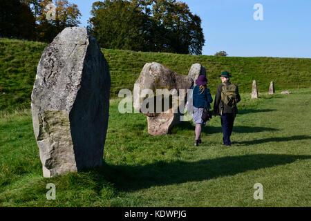 Paar runden Henge Steinkreis von Avebury, Wiltshire, Großbritannien Stockfoto