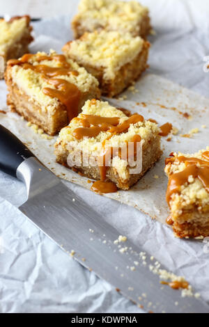 Apple crumb Bars mit Karamell Stockfoto