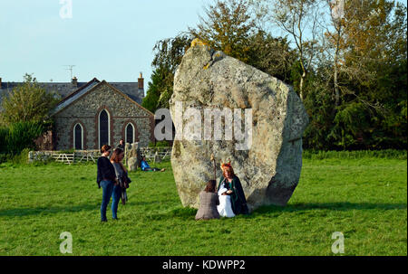 Druidenzeremonie, Druidenpriesterin am Avebury Henge Stone Circle, Wiltshire. Transgender. Stockfoto