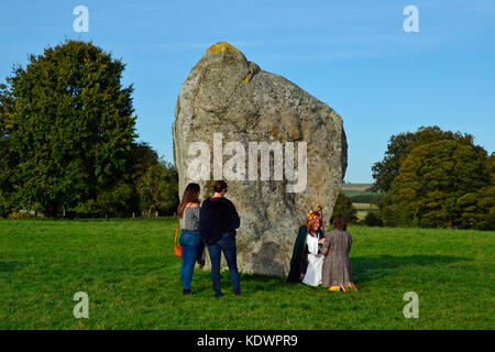 Druidenzeremonie, Druidenpriesterin am Avebury Henge Stone Circle, Wiltshire. Transgender. Stockfoto