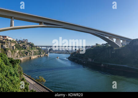 Blick auf drei Brücken zwischen Porto und Vila Nova De Gaia: Infante D. Henrique Brücke und Eisenbahnbrücken Maria Pia (alt) und Saint John, Portugal Stockfoto