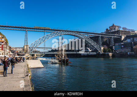 Dom Luis I Brücke zwischen den Städten Vila Nova de Gaia und Porto vom Ufer des Porto aus gesehen, Portugal Stockfoto