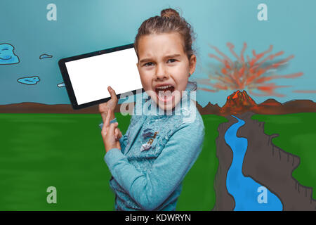 Jugend Mädchen zeigen auf die Platte und seinen Mund weit geöffnet Stockfoto