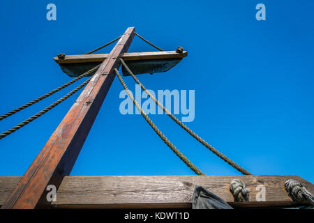 Mast eines Piratenschiff mit mittagssonne über blauen Himmel Hintergrund leuchtend Stockfoto