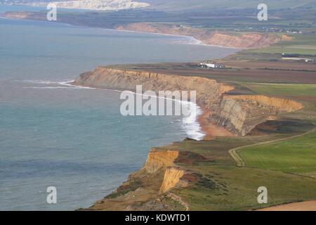 Auf der Suche nach Westen in Richtung der Nadeln aus blackgang Chine auf der Insel Wight, atherfield Ay Stockfoto