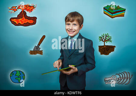Jugendlich Junge lächelnd Geschaeftsmann in der Hand hält tablet Fun Science ge Stockfoto