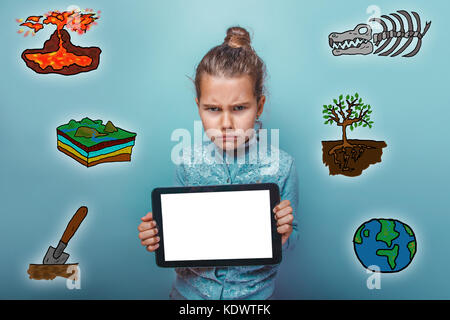 Jugendlich Mädchen, dass eine Tablette in der Hand die Stirn gerunzelt Geologie Wissenschaft Stockfoto