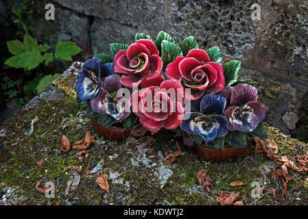 Immortelles, Keramikblumen auf einem Grab auf dem Friedhof Pere Lachaise, Paris, Frankreich Stockfoto