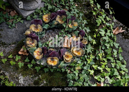 Immortelles, Keramikblumen auf einem Grab auf dem Friedhof Pere Lachaise, Paris, Frankreich Stockfoto