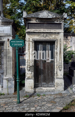 Grab von Famille Marechal neben einem Schild zur Lage der Allee Principale, 1. Division bei Pere Lachaise, Paris. Stockfoto