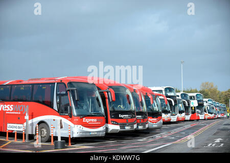 Allgemeine Ansicht von Bus Eireann Buses in Broadstone Bus Depot Dublin, nachdem die Dienste abgebrochen wurden, als Hurrikan Ophelia Großbritannien und Irland mit Böen von bis zu 80 mph trifft. Stockfoto