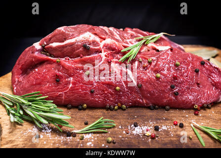 Rohes Rindfleisch Steak in der Hälfte auf braun Kraftpapier, Nahaufnahme Stockfoto