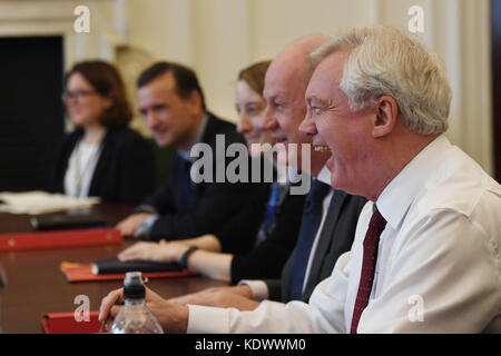 Der erste Außenminister Damian Green (zweite rechts) und der Brexit-Sekretär David Davis (rechts) nahmen an einem gemeinsamen Ministerrat zum Brexit im Kabinettsbüro in London Teil. Stockfoto