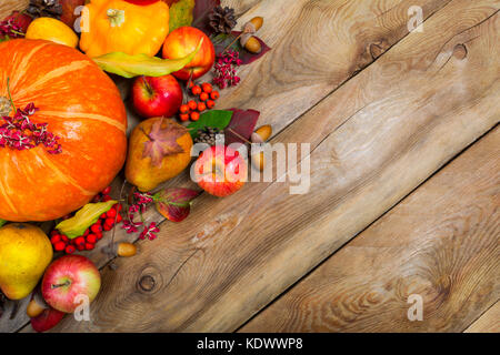 Thanksgiving rustikalen Hintergrund mit Kürbis, Äpfel, Birnen, Vogelbeeren und Herbstlaub, kopieren. Stockfoto