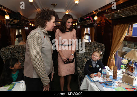 Die Herzogin von Cambridge spricht mit Kindern der Wohltätigkeitsorganisationen, die sie an Bord des Belmond British Pullman-Zuges am Bahnhof Paddington in London unterstützt, während sie am Charities Forum teilnimmt, wo sie auch die Schauspieler und die Crew des kommenden Films Paddington 2 treffen wird. Stockfoto