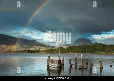 Ein Regenbogen über Loch Maree & Slioch, Wester Ross, Schottland, Großbritannien Stockfoto