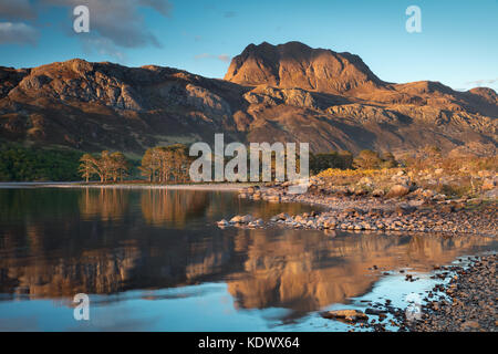 Am Abend Licht, Spiegelungen Loch Maree & Slioch, Wester Ross, Schottland Stockfoto