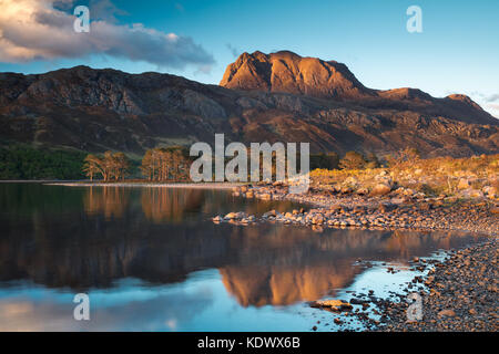 Am Abend Licht & perfekte Reflexionen über Loch Maree & Slioch, Wester Ross, Schottland Stockfoto