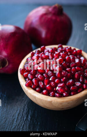 Frischer Granatapfel auf schwarzem Hintergrund Stockfoto