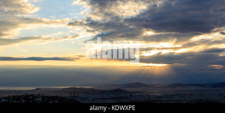 Athen, Griechenland. erstaunlich Luftaufnahme während des Sonnenuntergangs über penteli Berg. wunderschönen, goldenen Sonnenstrahlen den Himmel bedecken. Stockfoto