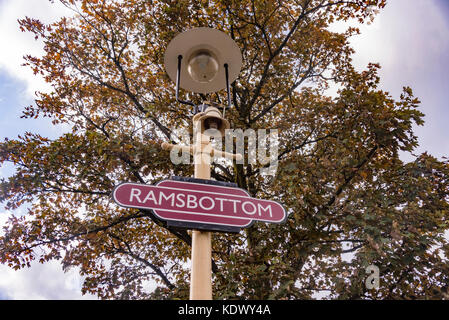 East Lancashire railway station Board anmelden. Ramsbottom Stockfoto