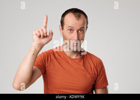 Reifen Hispanic Mann zeigt nach oben Zeigefinger. Stockfoto