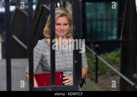 Justine Greening MP, Staatssekretär für Bildung, die für eine 2,5 Stunden Kabinettssitzung in Downing Street 10, London, über Theresa MayÕ zu hören Stockfoto