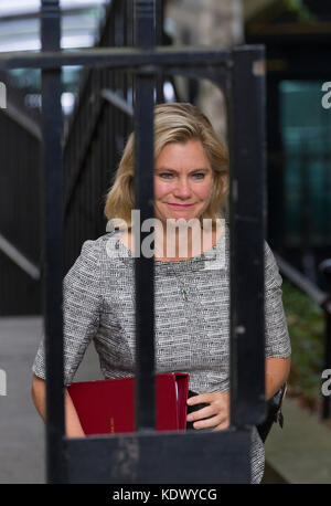 Justine Greening MP, Staatssekretär für Bildung, die für eine 2,5 Stunden Kabinettssitzung in Downing Street 10, London, über Theresa May' zu hören Stockfoto