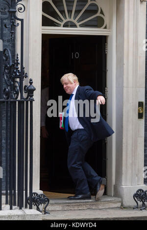 Boris Johnson MP, Staatssekretär für Auswärtige Angelegenheiten, für eine 2,5 Stunden Kabinettssitzung am 10 Downing Street, London anreisen, über Theresa zu hören Stockfoto