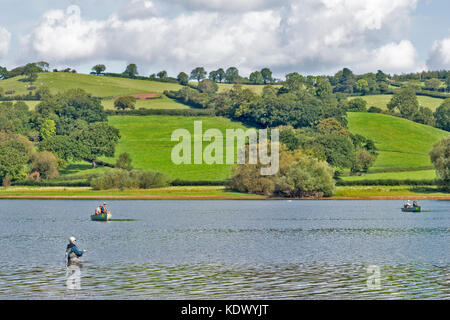 BLAGDON LAKE SOMERSET ENGLAND FORELLEN FLIEGENFISCHEN IN BOOTE UND WATEN IN DEN SEE Stockfoto